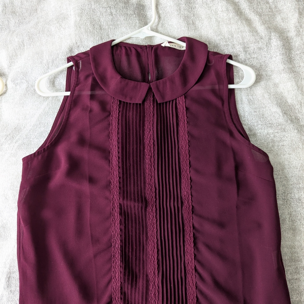 Chic Sleeveless Burgundy Top